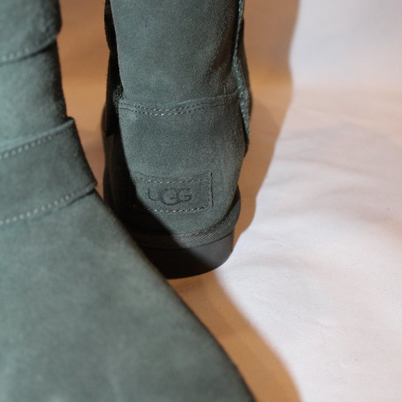 NEW UGG WOMEN'S CLASSIC‎ SHORT STRAP LOGO SUEDE SHEARLING LINED BOOTS FOREST - Picture 3 of 7